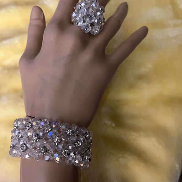 GORGEOUS CRYSTAL BRACELET AND RING SET - Picture 5 of 9